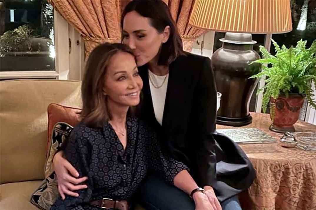 Isabel Preysler confirma que Tamara Falcó e Íñigo Onieva viven con ella en su casa