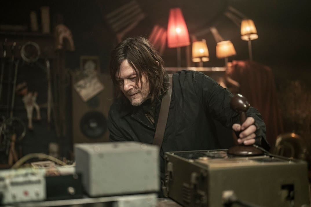 Foto promocional "Daryl Dixon" 1x04 - Daryl examinando la radio estropeada