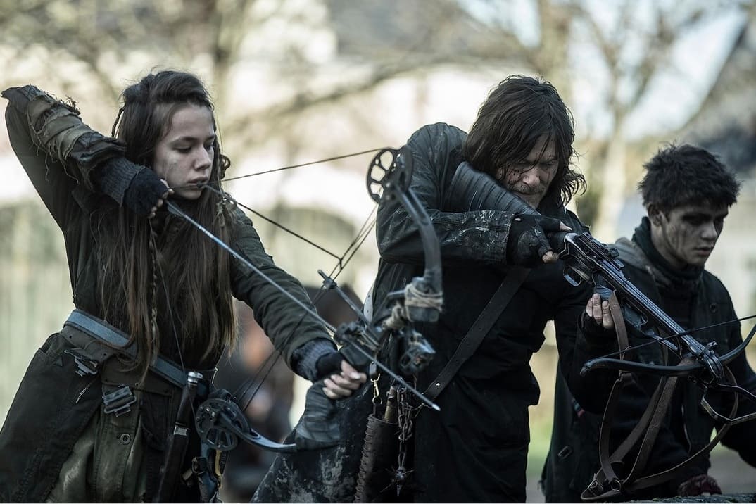 Imagen promocional de "THe Walking Dead: Daryl Dixon" 1x03 - Daryl está acompañado por dos niños los tres con arcos y ballestas para disparar a varios caminantes