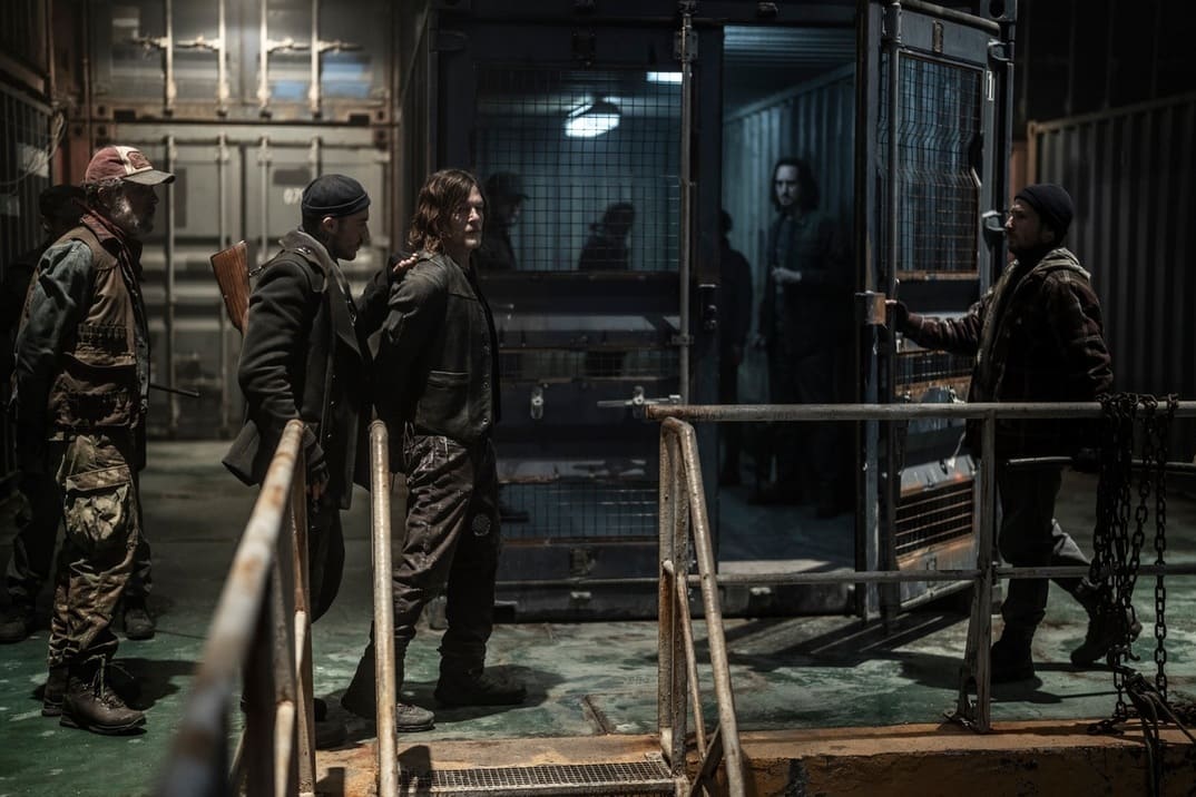 Foto promocional de "daryl dixon" 1x06 con Daryl detenido y siendo encerrado en el barco