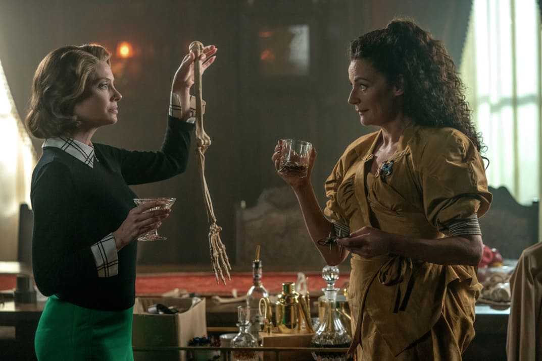 Imagen promocional de "Doom Patrol" Temporada 4 Parte 2 con April Bowlby y Michelle Gomez