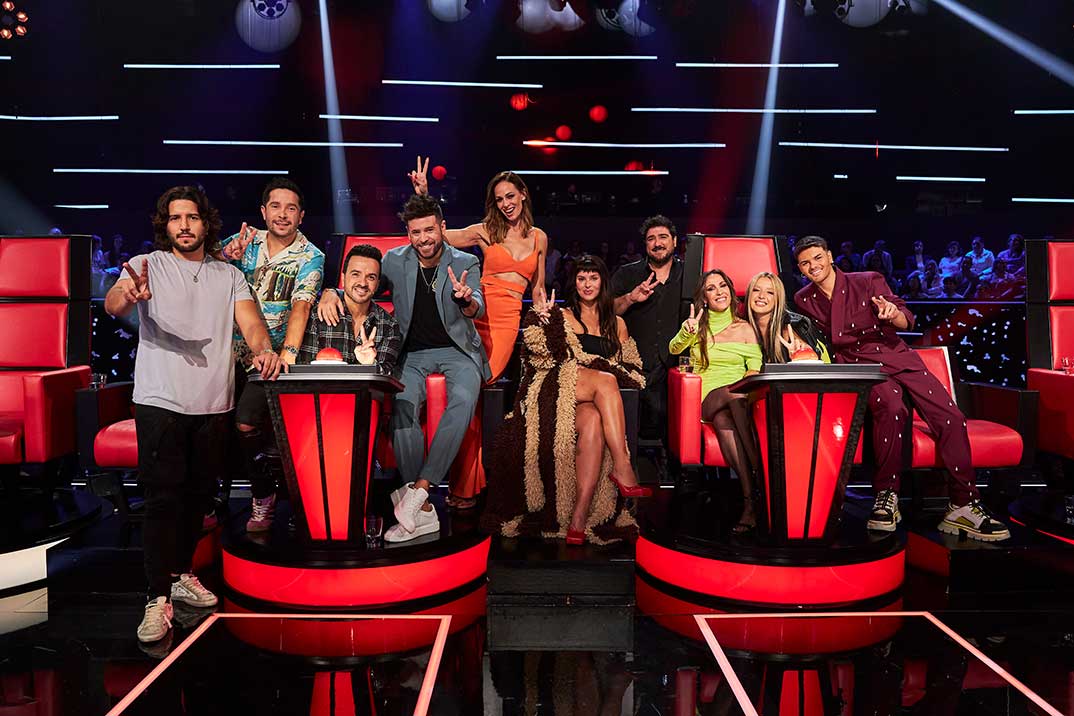 Eva Gonzales con los coaches Malú, Pablo López, Antonio Orozco y Luis Fonsi y sus asesores Lola Índigo, Abraham Mateo, Nathy Peluso y Cali & Dandee - La Voz © Antena 3