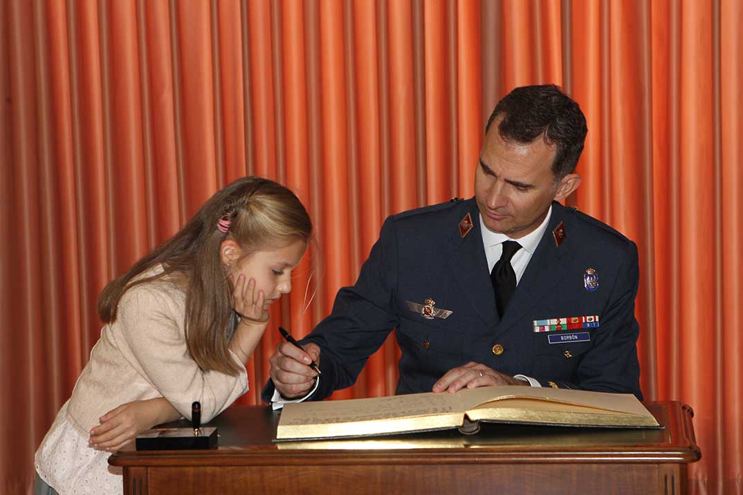 La princesa de Asturias acudió a su primer acto militar junto a sus padres y su hermana en mayo de 2014 © Casa Real S.M. El Rey