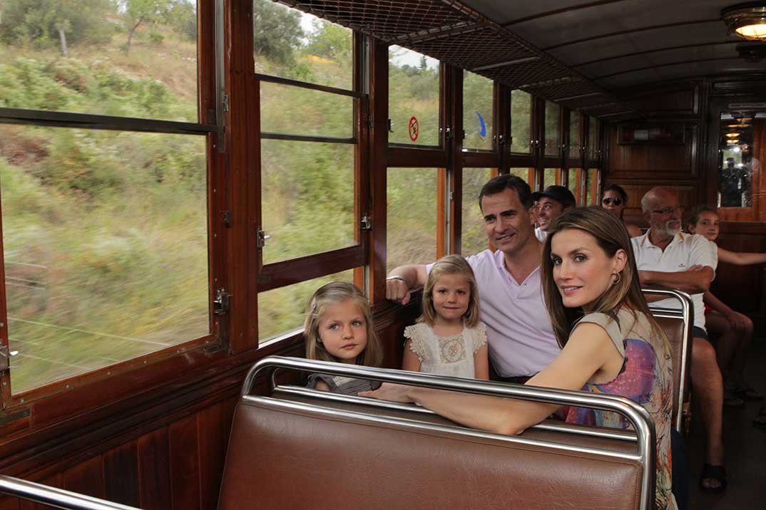 En el verano de 2012 los entonces príncipes de Asturias y sus hijas (Leonor tenía entonces seis años) salían de excursión familiar a Soller, en Palma de Mallorca © Casa Real S.M. El Rey