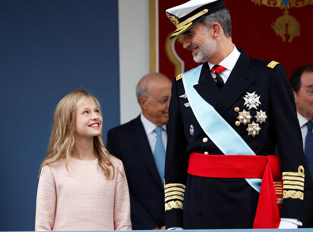 El 12 de octubre de 2019, apenas unos días antes de su 14º cumpleaños, la princesa Leonor presidía junto a sus padres y su hermana Sofía el desfile de las Fuerzas Armadas con motivo de la Fiesta Nacional © Casa Real S.M. El Rey