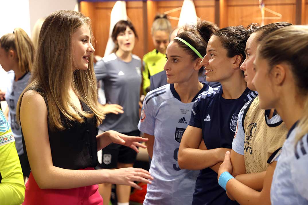 La princesa Leonor junto con su hermana, acudió a su primer acto internacional en solitario. Se desplazaron al estadio Brentford de Londres para animar a la selección española de fútbol en los cuartos de final contra Dinamarca © Casa Real S.M. El Rey