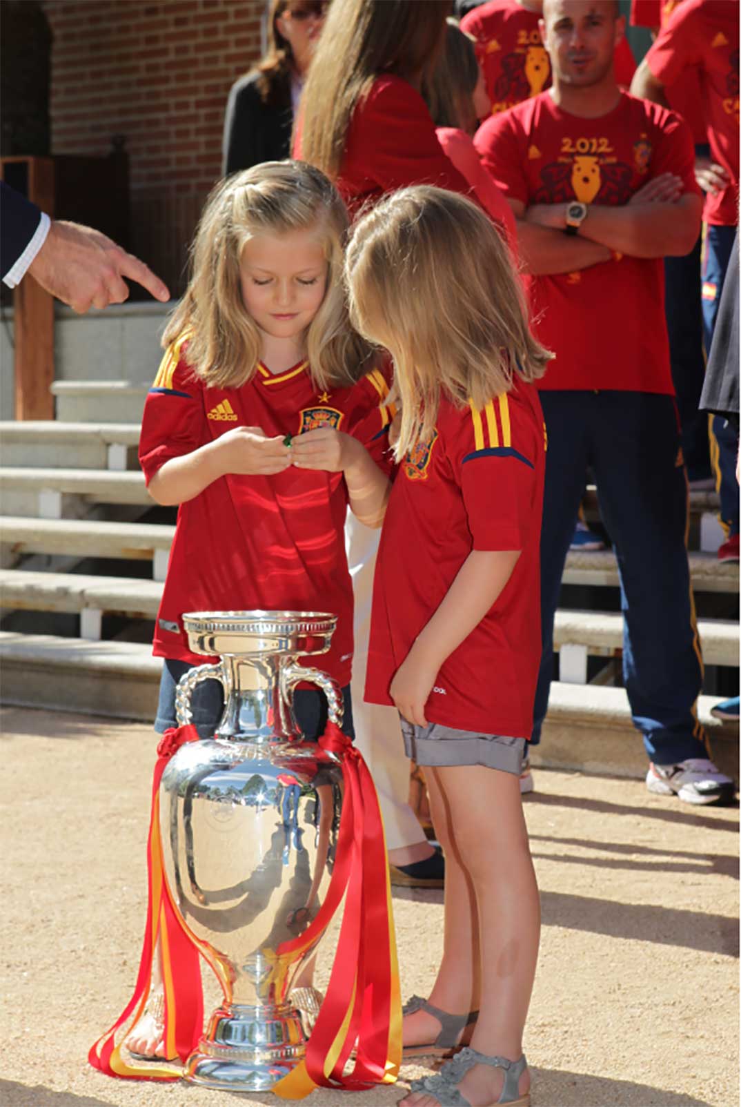 Leonor y Sofía se convirtieron en 2012 en las protagonistas de una audiencia en el Palacio de la Zarzuela a la Selección Nacional de Fútbol © Casa Real S.M. El Rey