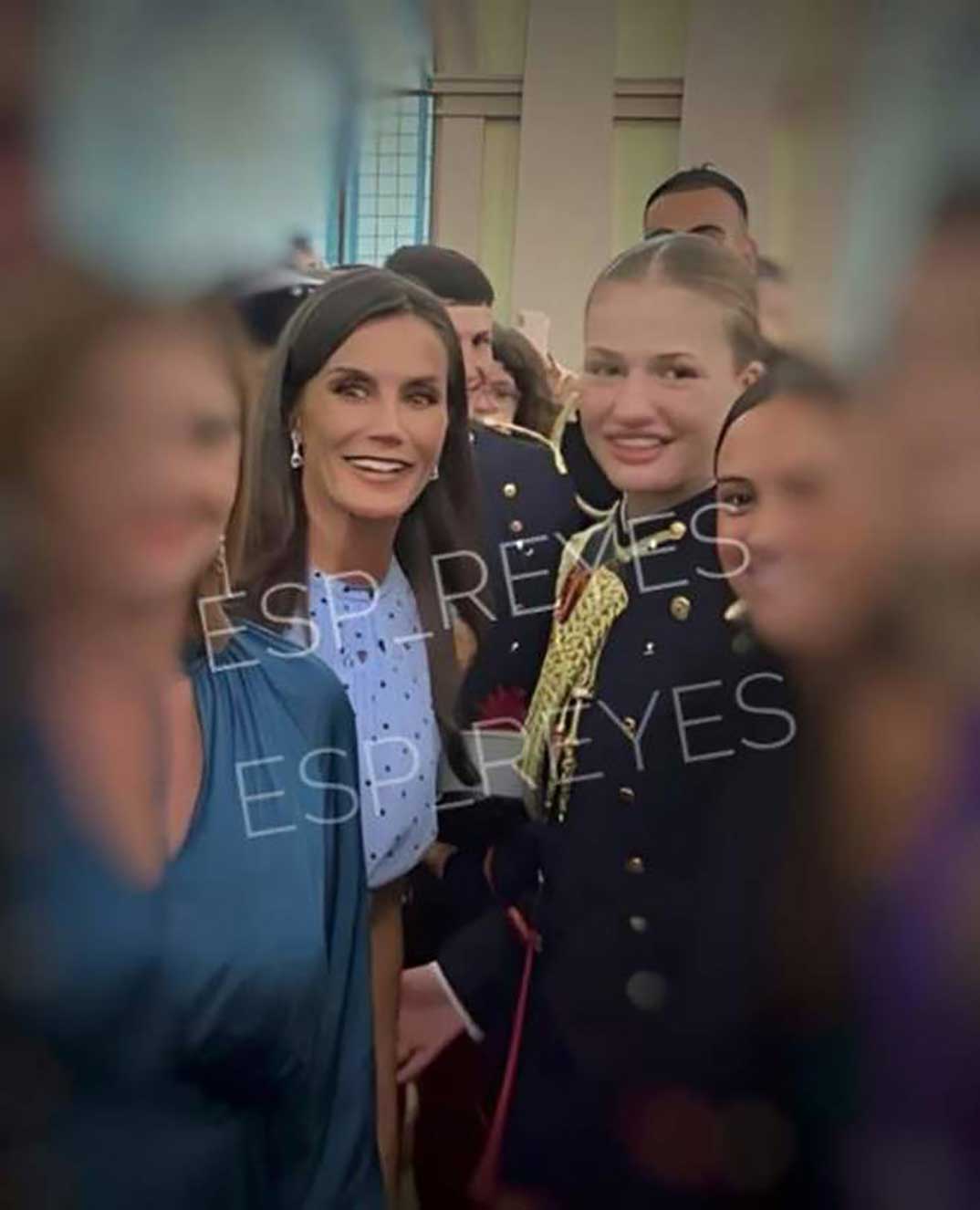 La foto inédita de la Reina Letizia y su hija en el cóctel posterior a la jura de bandera. Foto: @esp_reyesLa foto inédita de la Reina Letizia y su hija en el cóctel posterior a la jura de bandera. Foto: @esp_reyes