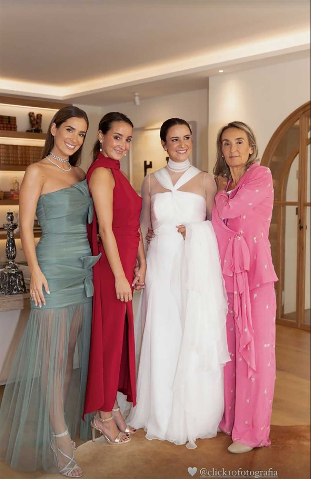 María, Lucía y Marta Pombo junto a su madre © Redes Sociales