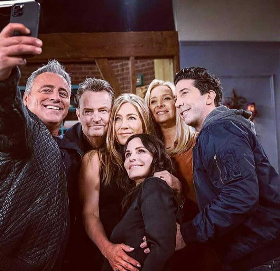 Matthew Perry con sus compañeros de Friends © Redes Sociales