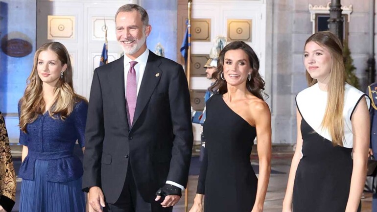 Todos looks de la reina Letizia, la princesa Leonor y la infanta Sofía en los Premios Princesa de Asturias