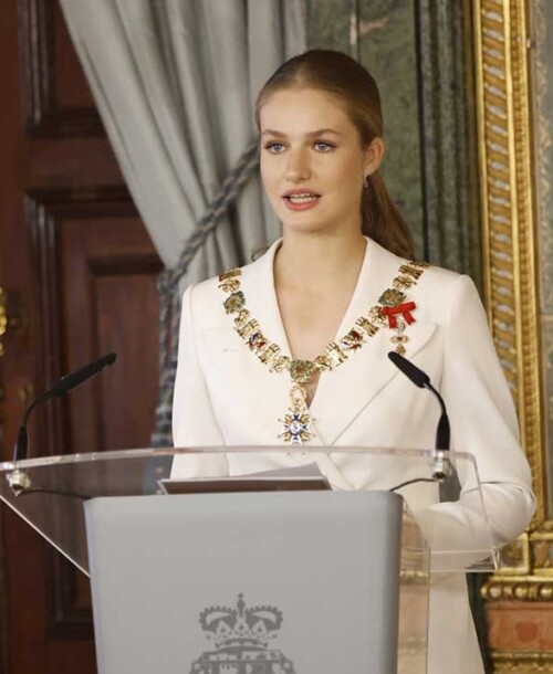 El traje blanco de la princesa Leonor, tributo al look de pedida de la reina Letizia
