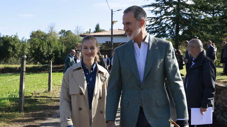 La princesa Leonor durante la entrega del Premio al Pueblo Ejemplar: «A ver si aprendo ya a escanciar»