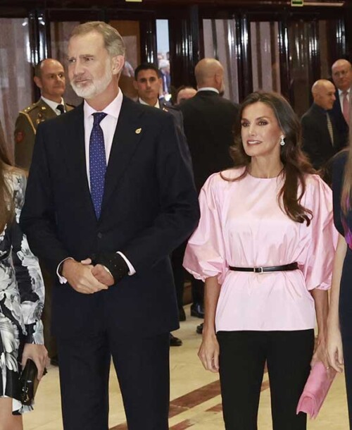 El reencuentro de la princesa Leonor y la infanta Sofía en el Concierto Premios Princesa de Asturias