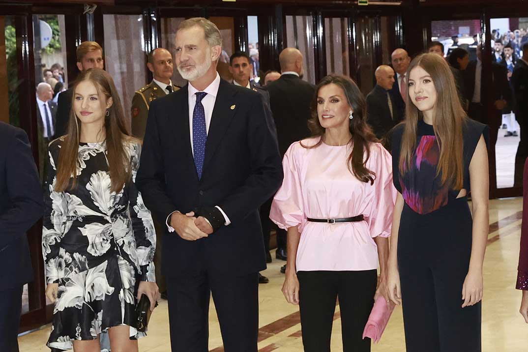 Reyes Felipe y Letizia con la Princesa Leonor y la Infanta Sofía - Concierto Premios Princesa de Asturias 2023 © Casa Real S.M. El Rey