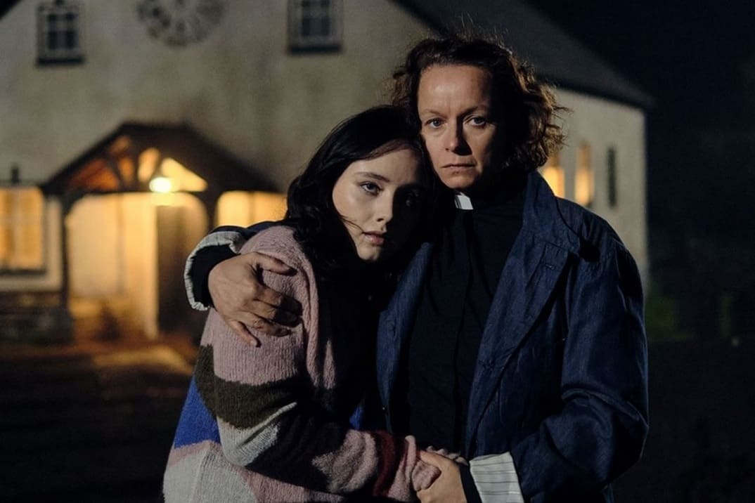 «The Burning Girls» basada en la novela de C.J. Tudor – Tráiler y fecha de estreno