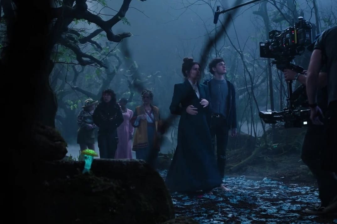 Imagen del rodaje de "Agatha: Darkhold Diaries" con Kathryn Hahn y Joe Locke caminando en un bosque en mitad de la noche