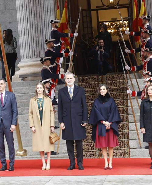 Las mejores imágenes de la princesa Leonor, acompañando a los Reyes, en la apertura de las Cortes