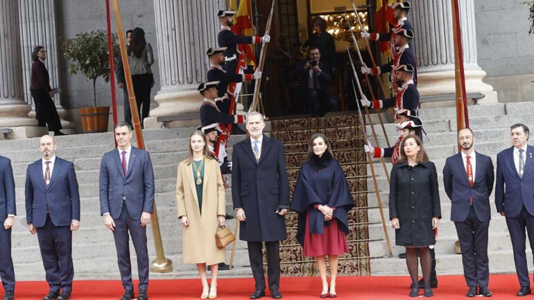 Las mejores imágenes de la princesa Leonor, acompañando a los Reyes, en la apertura de las Cortes