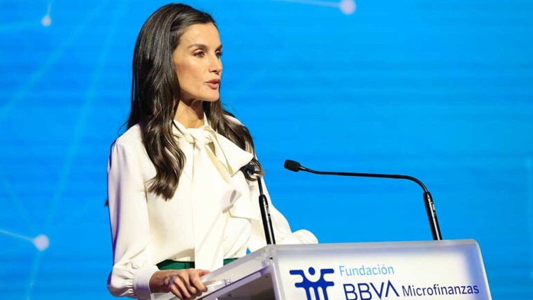 Los nuevos pantalones palazzo verdes de la reina Letizia