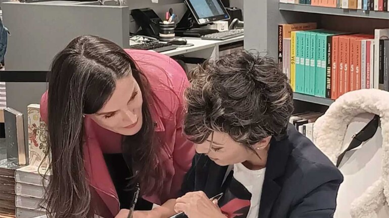 La reina Letizia sorprende a su amiga, Sonsoles Ónega, en su firma de libros