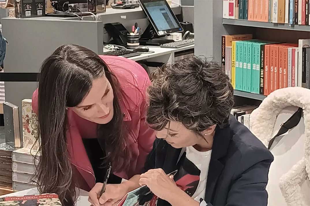 La reina Letizia sorprende a su amiga, Sonsoles Ónega, en su firma de libros