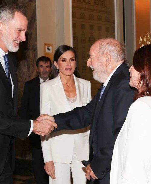 La reina Letizia «copia» el look a Leonor con su traje blanco de Hugo Boss