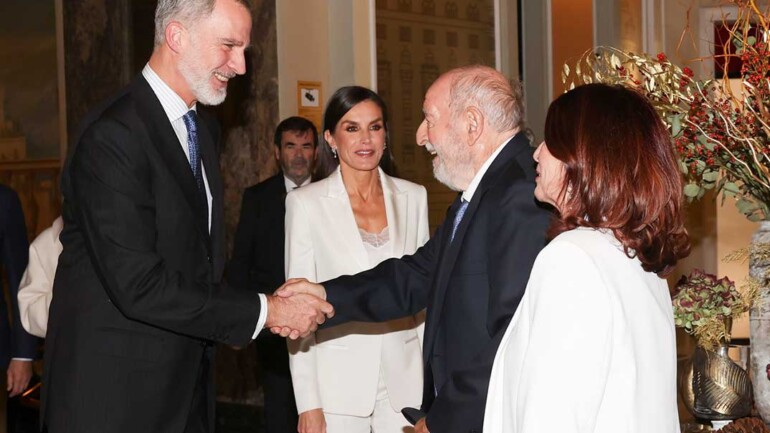 La reina Letizia «copia» el look a Leonor con su traje blanco de Hugo Boss