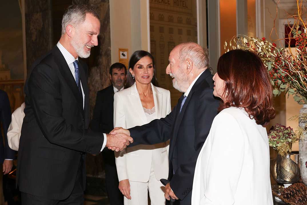 La reina Letizia “copia” el look a Leonor con su traje blanco de Hugo Boss