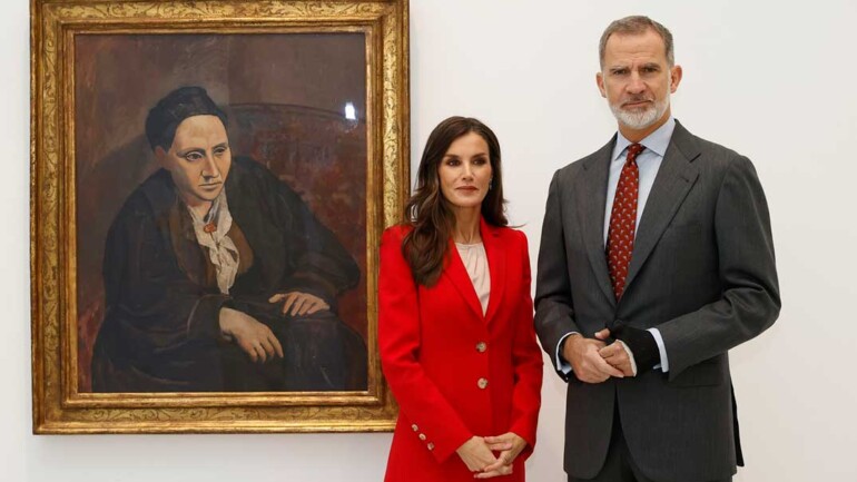 La reina Letizia recupera su traje rojo de Carolina Herrera