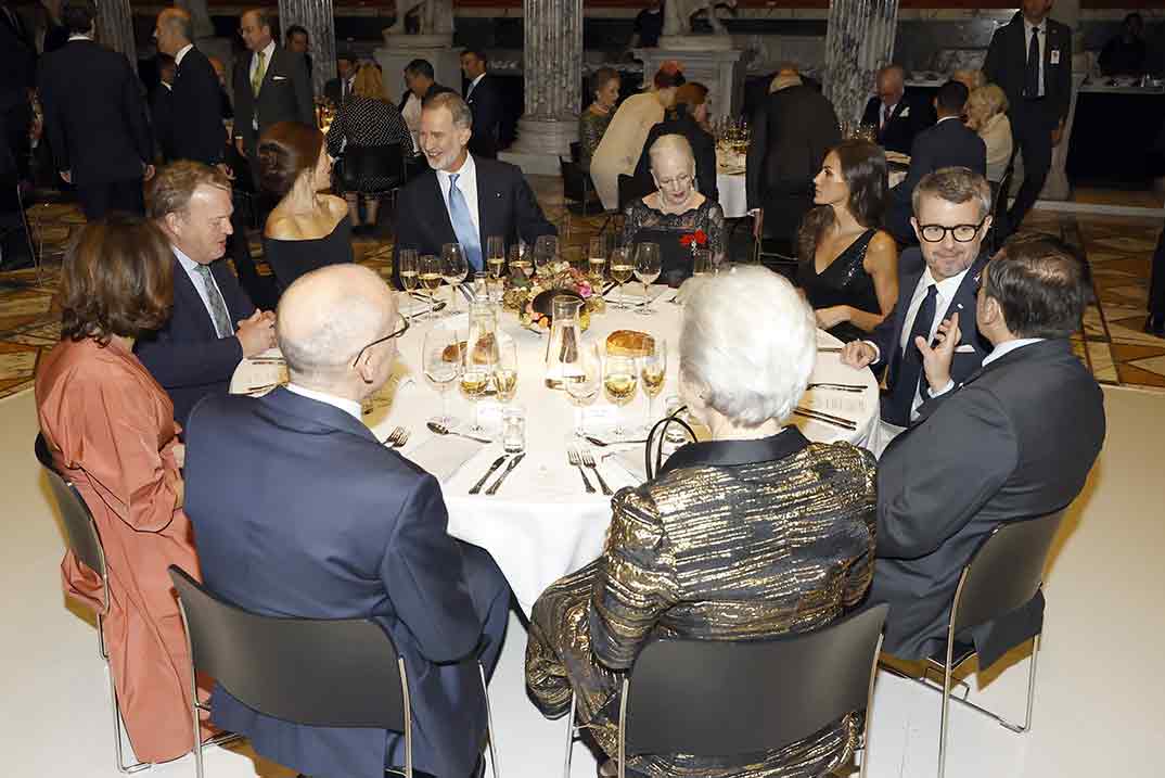 Reyes Felipe y Letizia - Visita Oficial Dinamarca © Casa Real S.M. El Rey Doña Letizia ha complementado el look con sus habituales salones de Manolo Blahnik, negros y con detalles de vinilo.