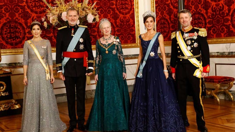 La reina Letizia brilla en Dinamarca con la Tiara de Lis y alucinantes zafiros