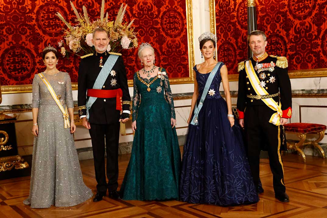 La reina Letizia brilla en Dinamarca con la Tiara de Lis y alucinantes zafiros