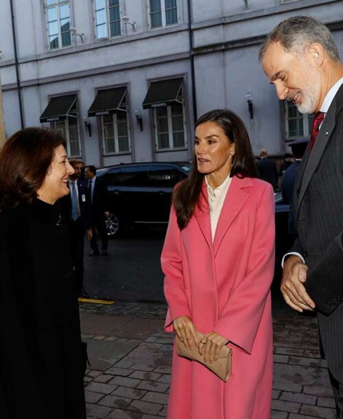 La reina Letizia, con abrigo rosa y el bolso de Leonor para cerrar su visita a Dinamarca