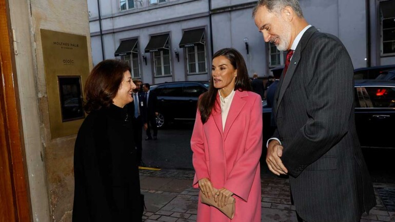La reina Letizia, con abrigo rosa y el bolso de Leonor para cerrar su visita a Dinamarca