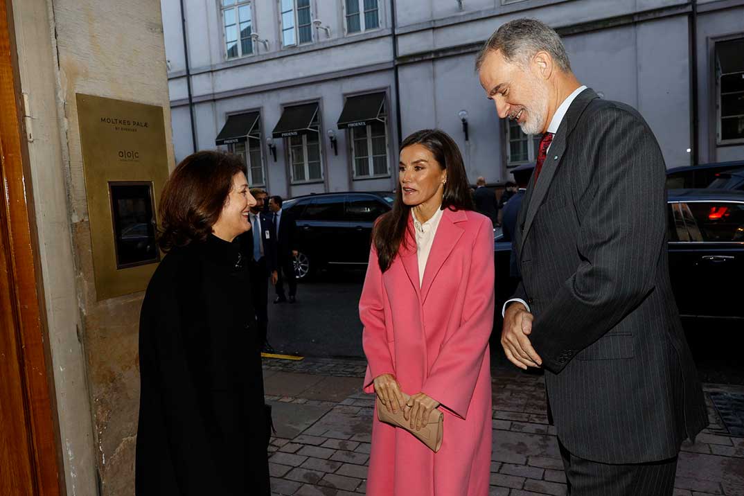 La reina Letizia, con abrigo rosa y el bolso de Leonor para cerrar su visita a Dinamarca