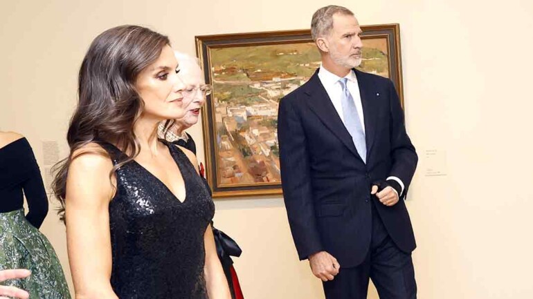 La reina Letizia, lección de estilo con un vestido danés de lentejuelas en su última noche en Copenhague