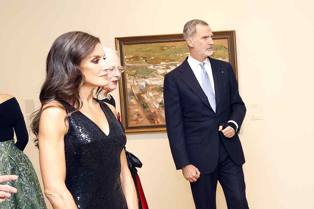 La reina Letizia, lección de estilo con un vestido danés de lentejuelas en su última noche en Copenhague