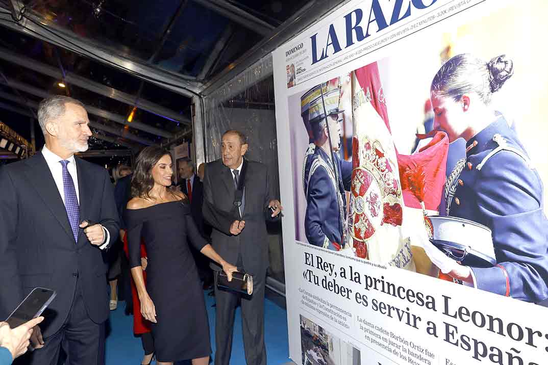 La reina Letizia presume de hombros con su vestido Bardot