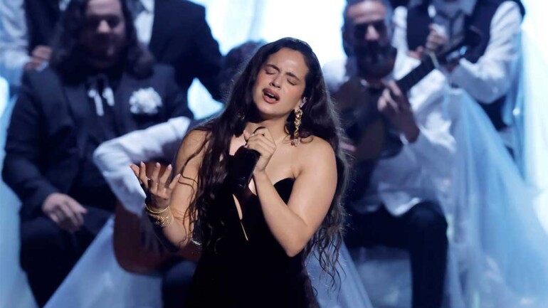 Rosalía se arranca por Rocío Jurado en los Grammy Latinos de Sevilla