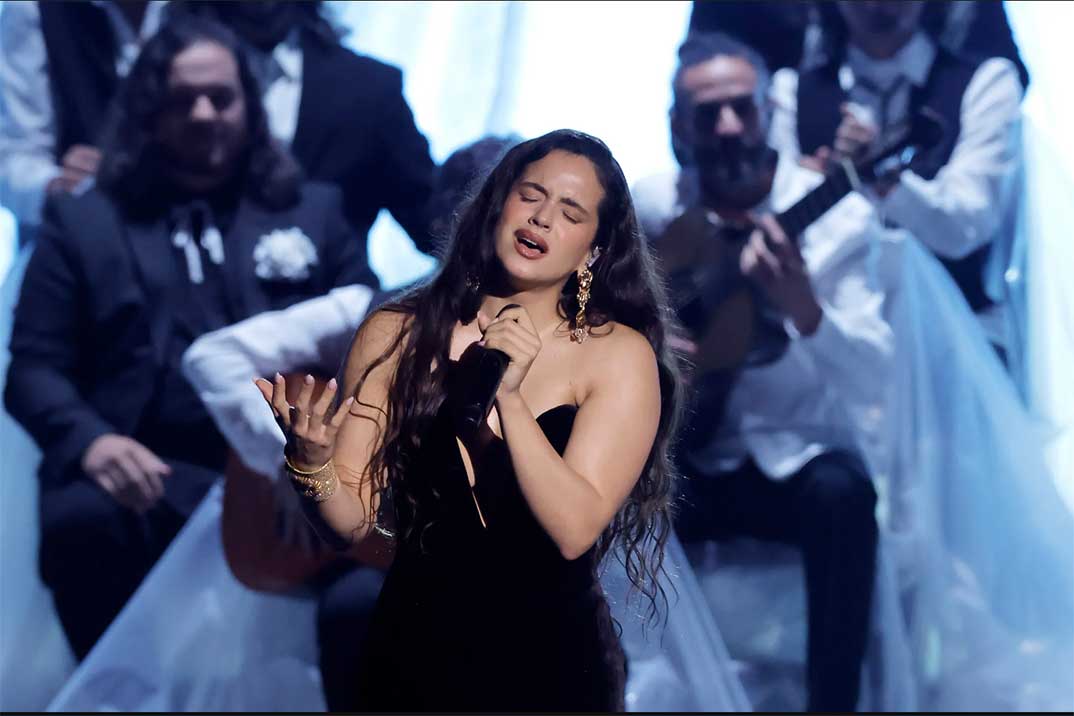 Rosalía se arranca por Rocío Jurado en los Grammy Latinos de Sevilla