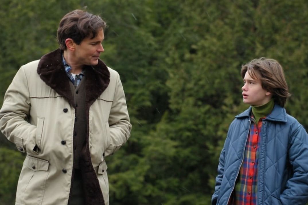 Imagen de "Fellow Travelers" 1x07 - Hawk habla con su hijo Jackson