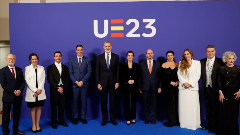La Reina Letizia brilla con luz propia con un elegante esmoquin que atrajo todas las miradas