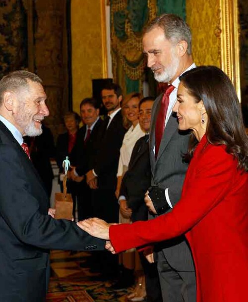 La reina Letizia vuelve a vestirse de rojo