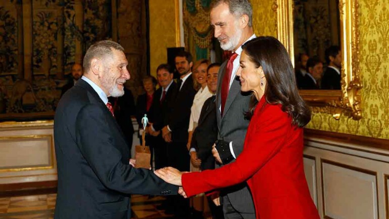 La reina Letizia vuelve a vestirse de rojo