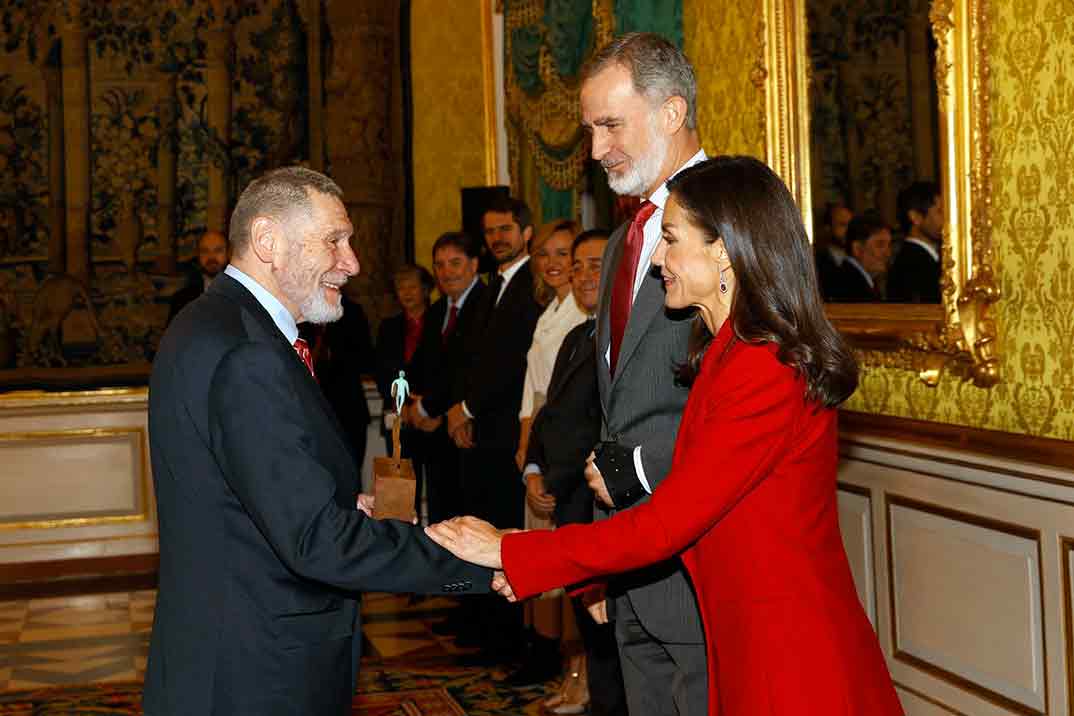 La reina Letizia vuelve a vestirse de rojo