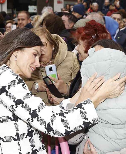 La Reina Letizia rescata de su vestidor su mítica blazer de Uterqüe