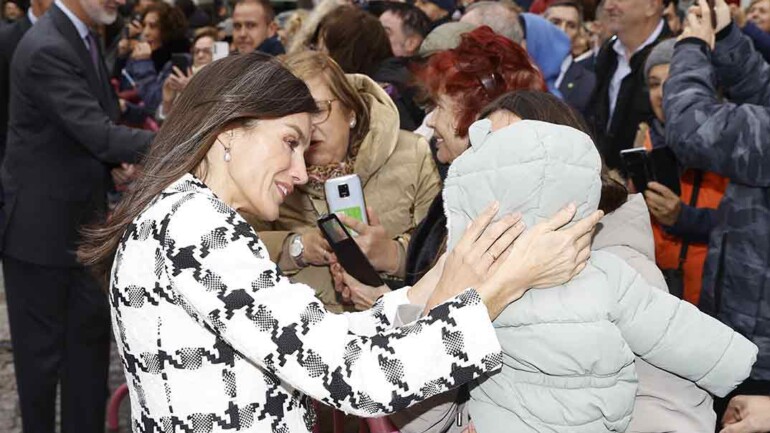 La Reina Letizia rescata de su vestidor su mítica blazer de Uterqüe