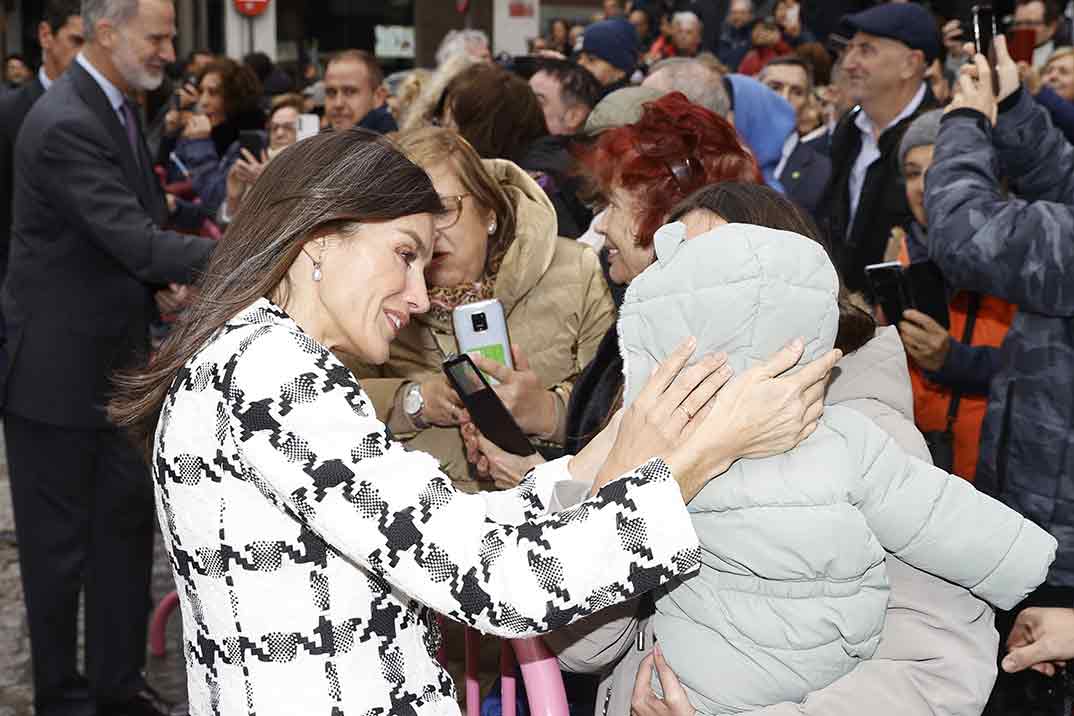 La Reina Letizia rescata de su vestidor su mítica blazer de Uterqüe