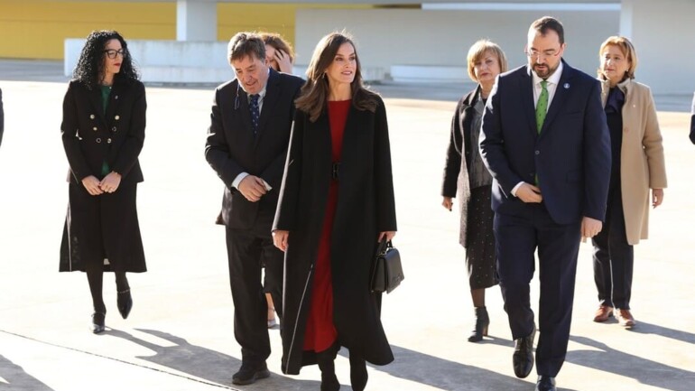Letizia preparada para la Navidad con un vestido que querrás tener en tu armario